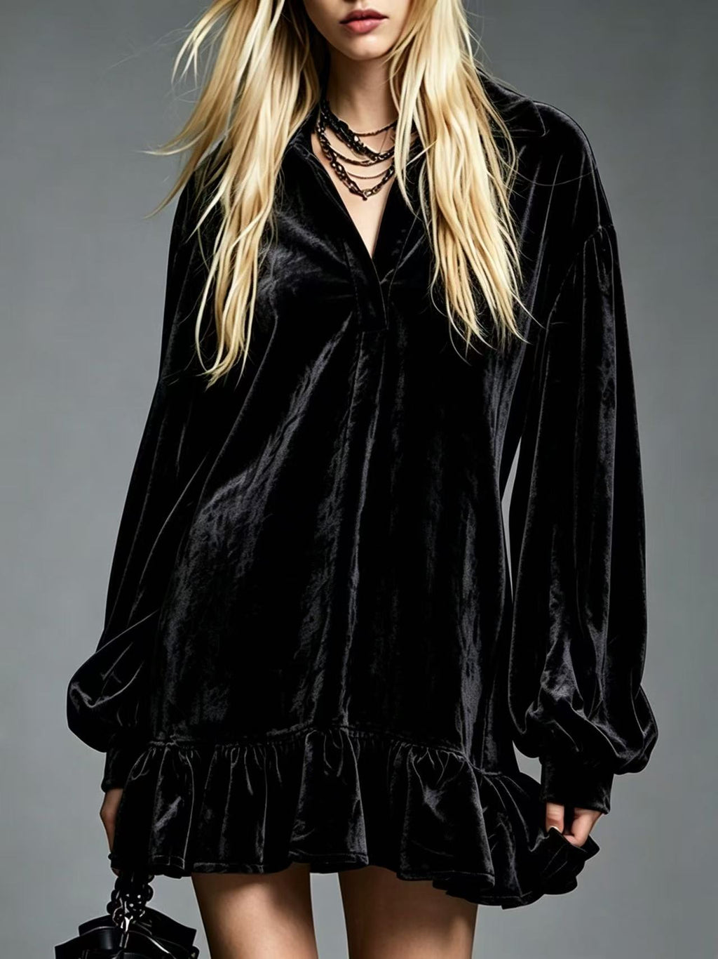 Samtkleid mit Rüschensaum