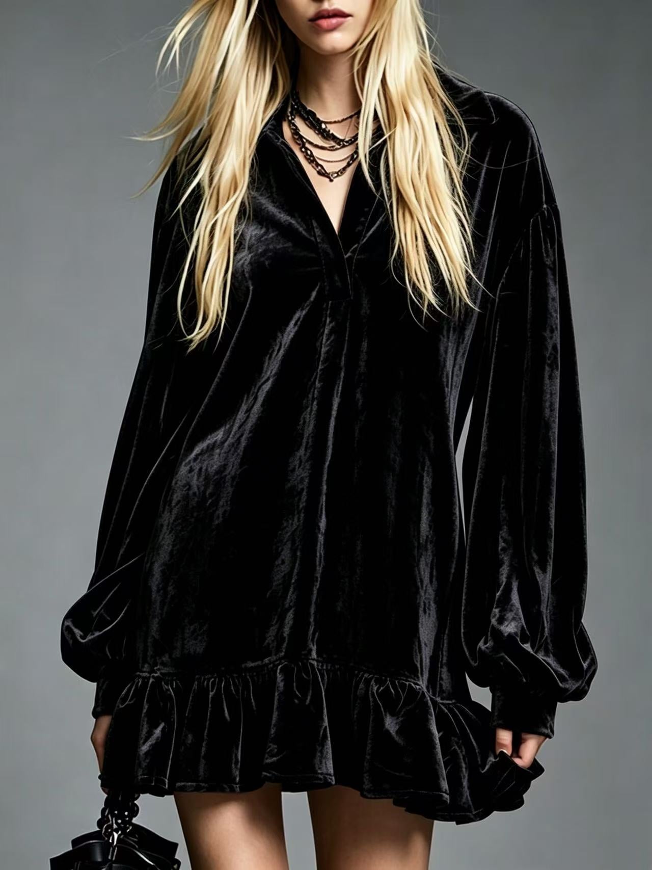 Samtkleid mit Rüschensaum