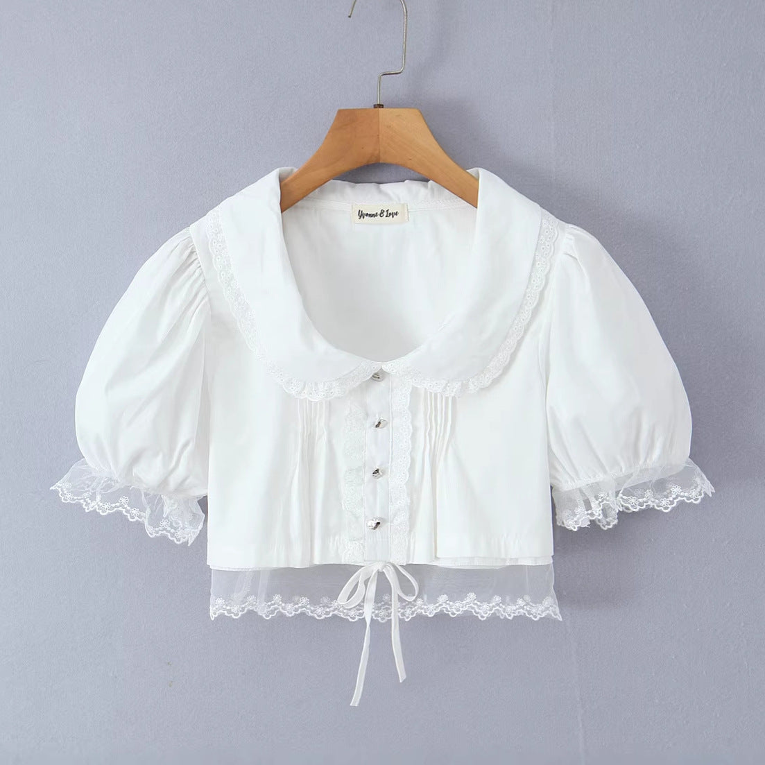 Kurzes Crop-Top mit Puffärmeln und Spitze