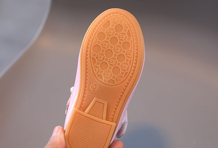 Mädchenlederschuhe mit Perlenverschluss und weicher Sohle