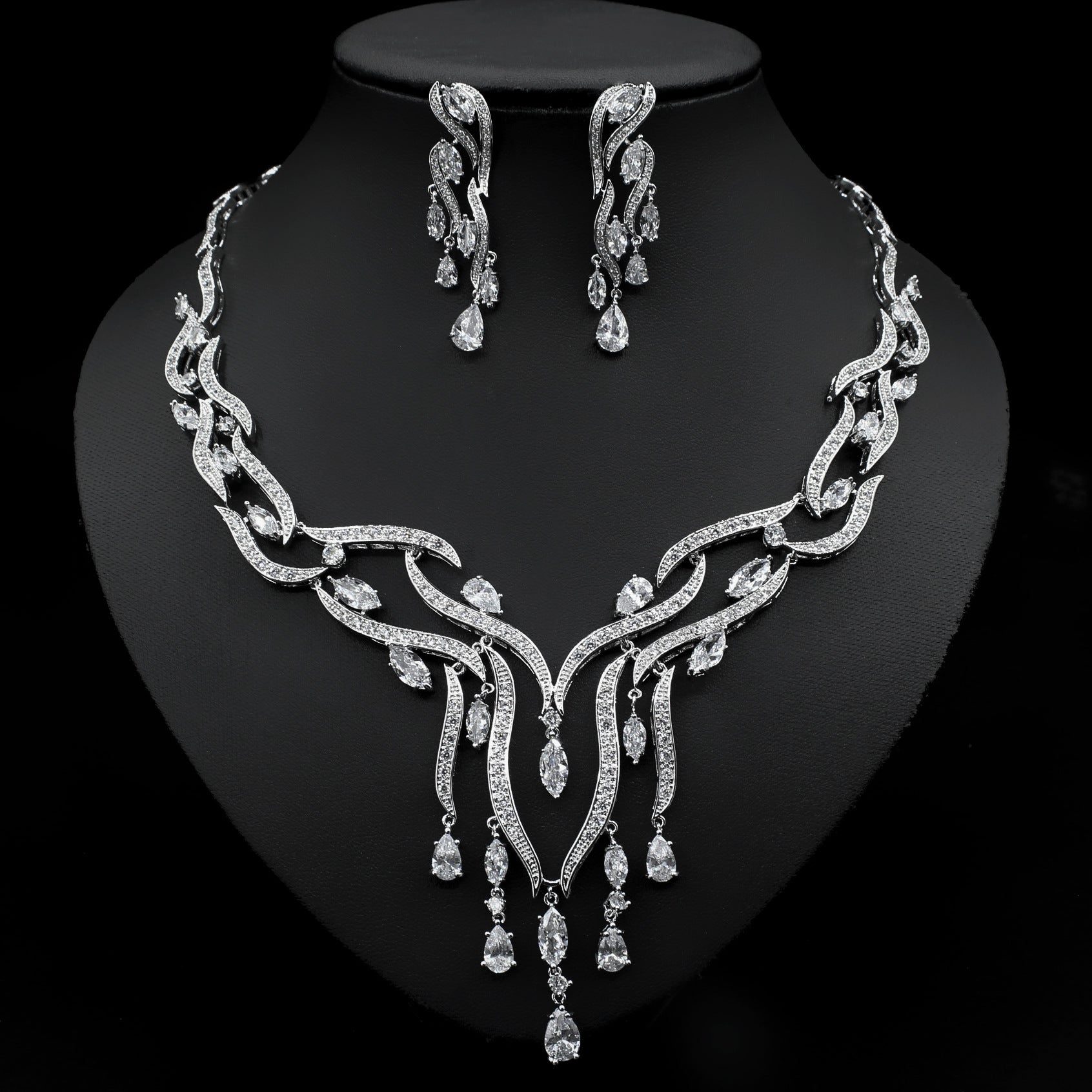 Zirkon-Schmuckset mit Quasten-Anhänger