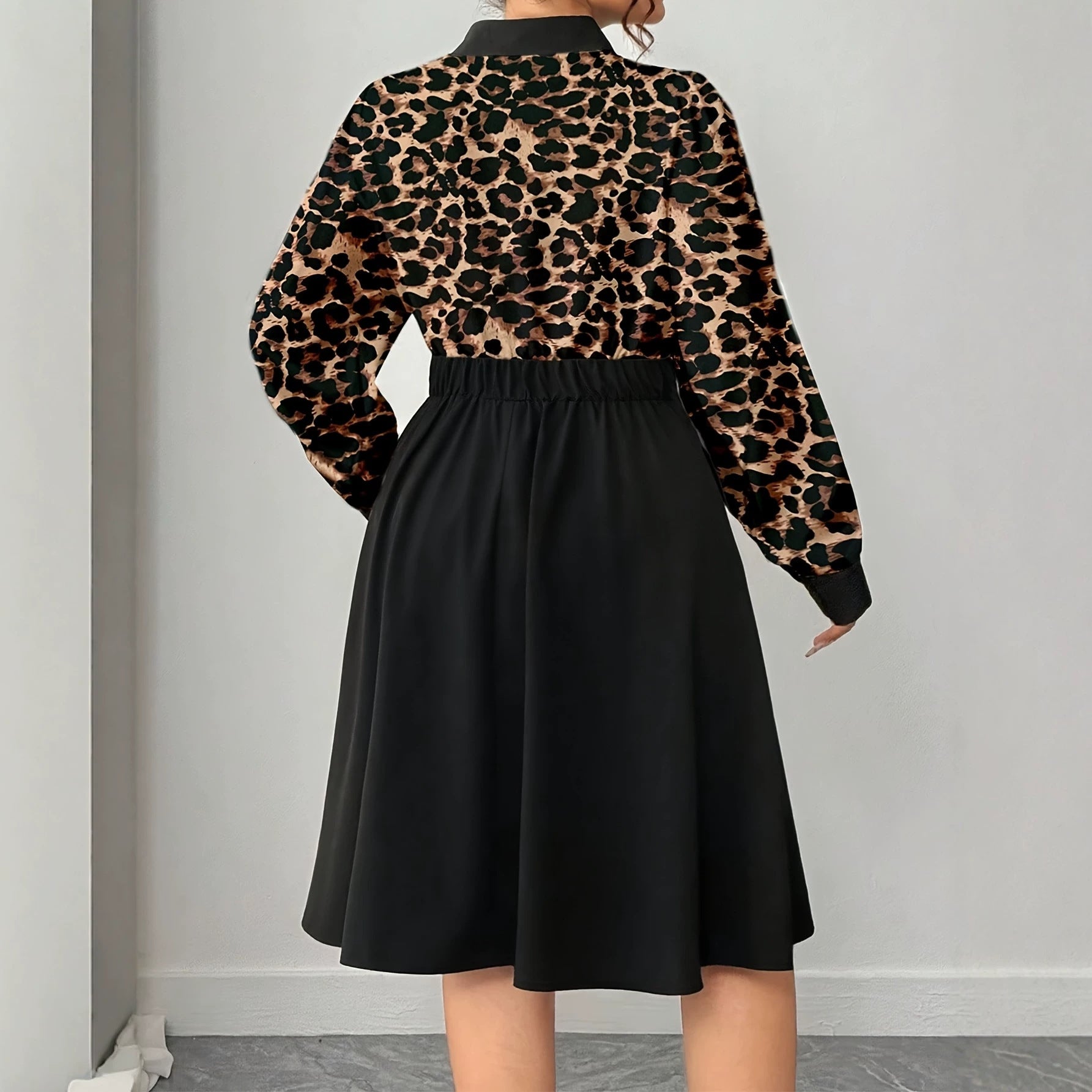 Midi-Kleid mit Leopardenmuster und Polo-Kragen