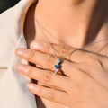Silberfarbene Halskette mit drei Birthstone-Kristallen an Model