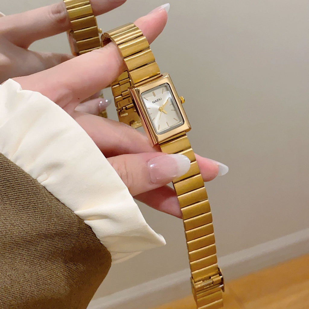 Minimalistische 3D Instagram-Uhr – Gold/Schwarz – Bild 8 | LuxeStyle