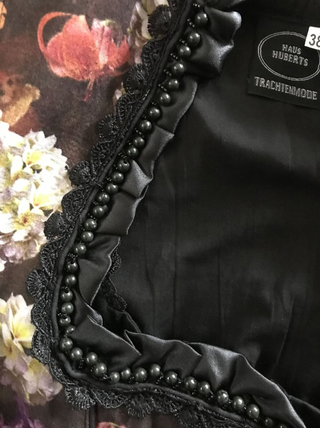 Dirndl mit Blumen – Bild 3 | LuxeStyle