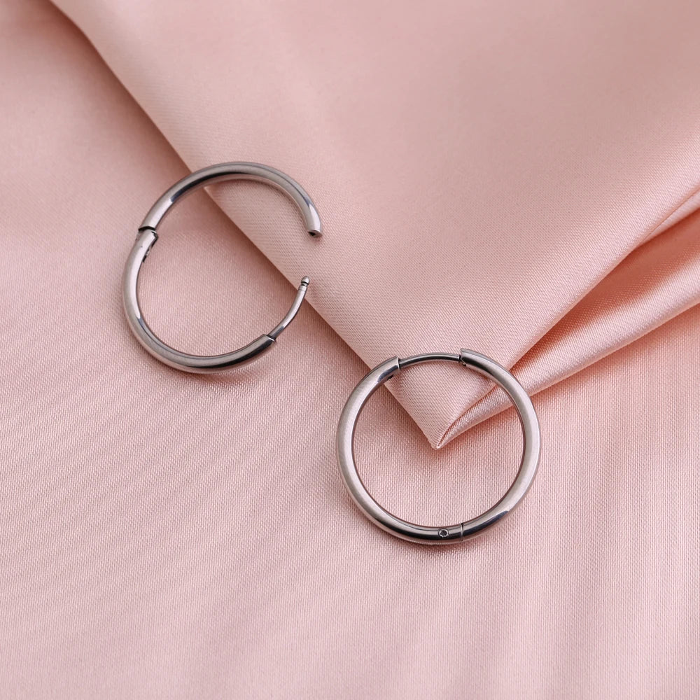 Endless Hoop Ohrringe · Titan hypoallergen