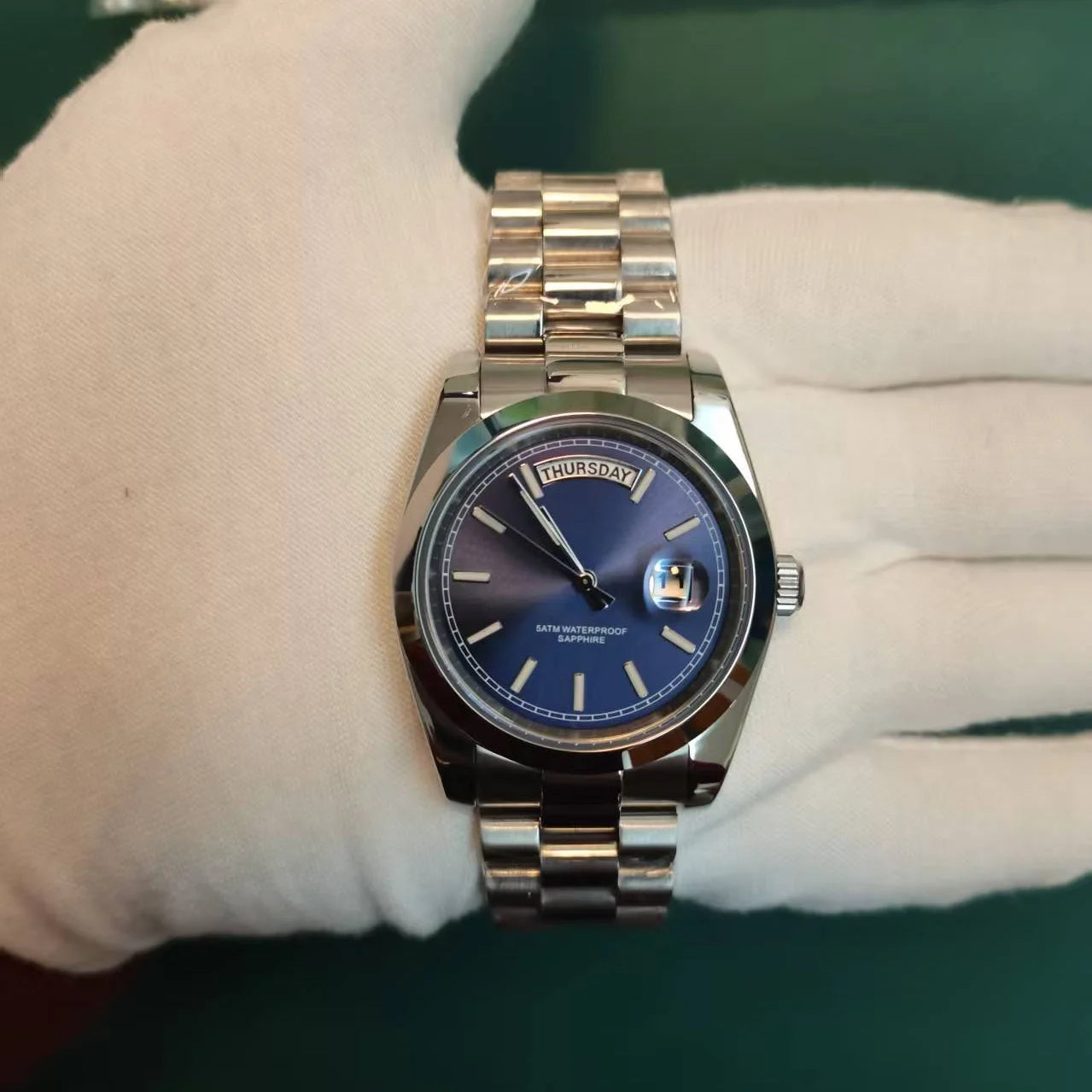 Klassische Herrenuhr · Sapphire Glass Detail