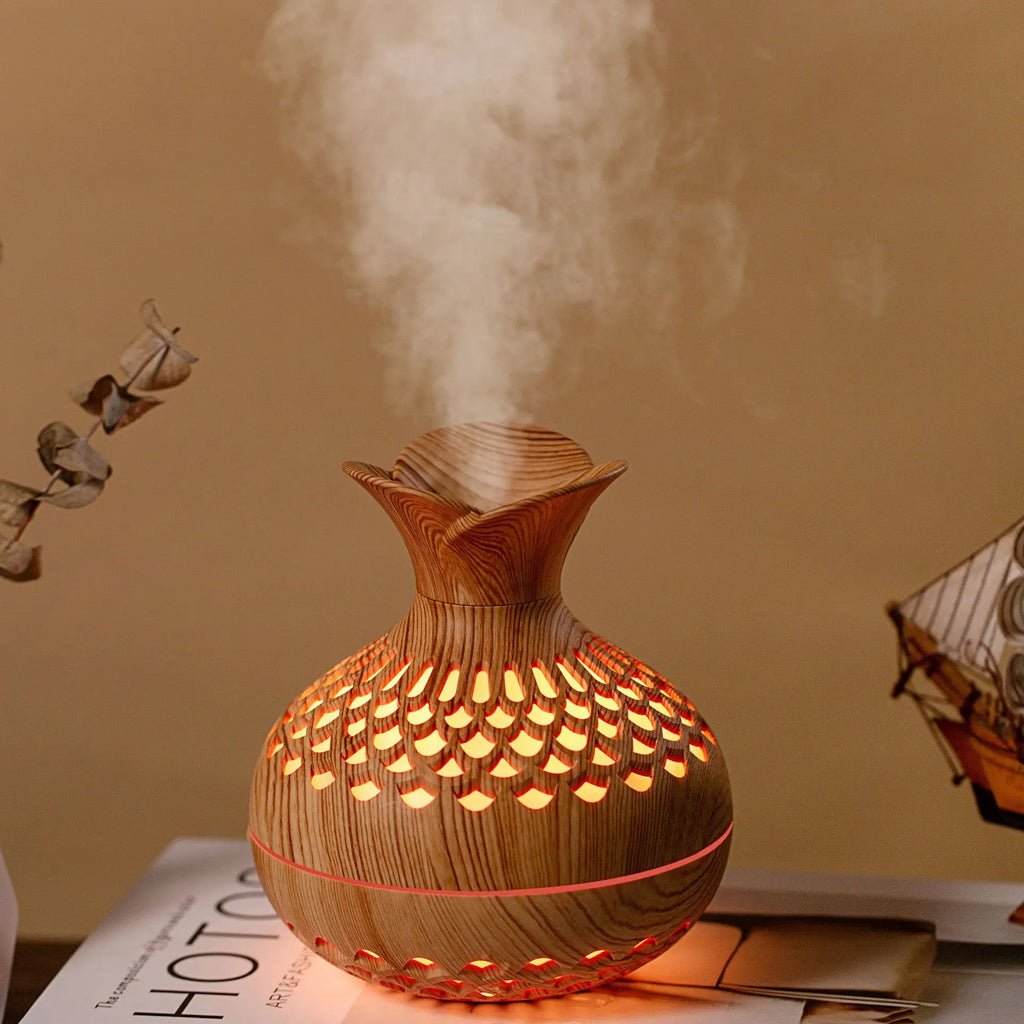 Bambus Aroma Diffuser in Betrieb mit Ultraschall-Nebel und LED-Licht