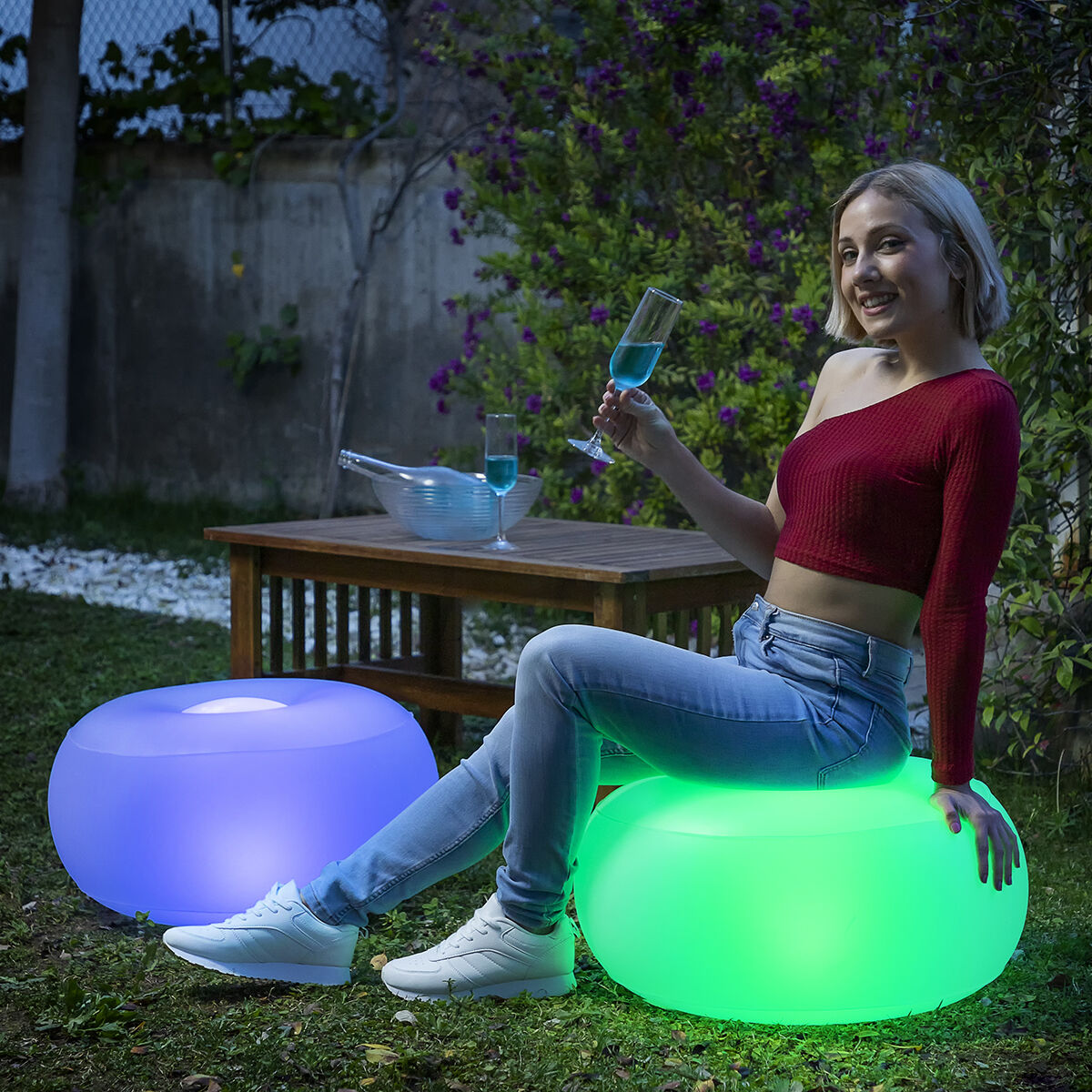 Aufblasbarer Hocker mit mehrfarbiger LED-Beleuchtung und Fernbedienung
