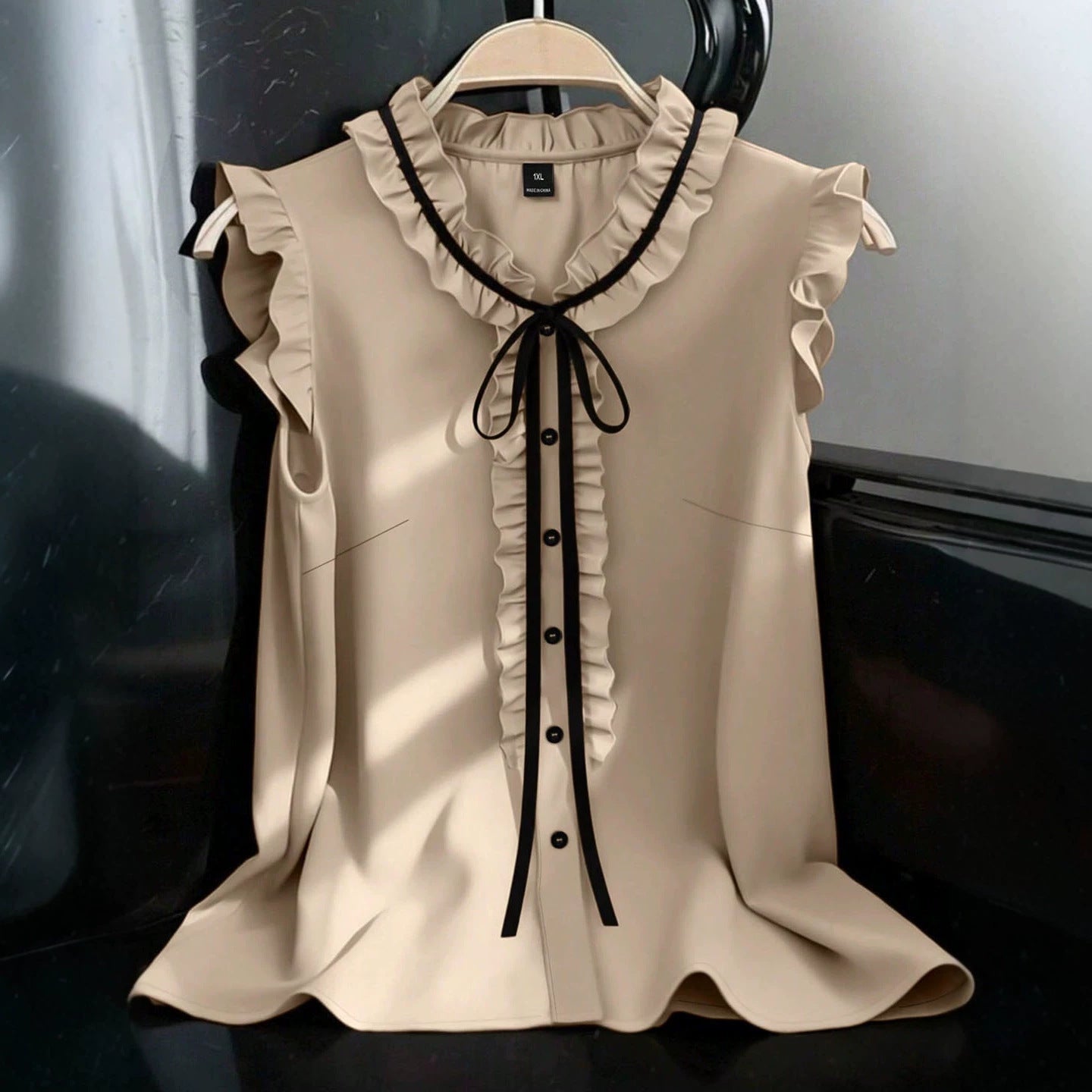 Ärmellose Bluse mit V-Ausschnitt und Schnürung