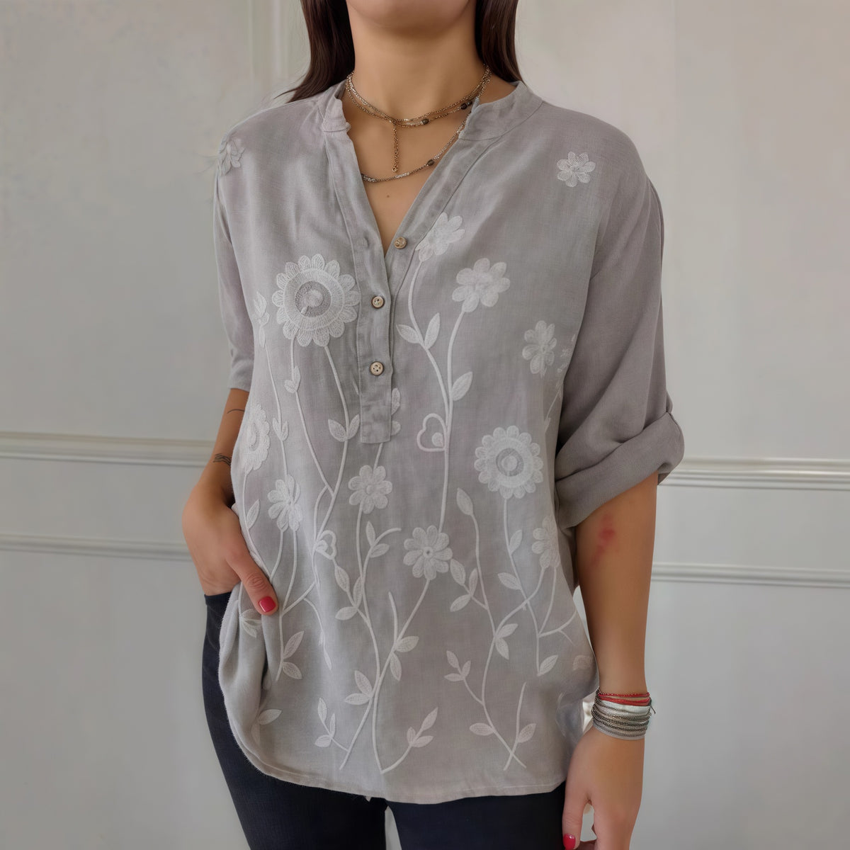 Damen Langarmshirt mit V-Ausschnitt und Stickerei – Bild 4 | LuxeStyle