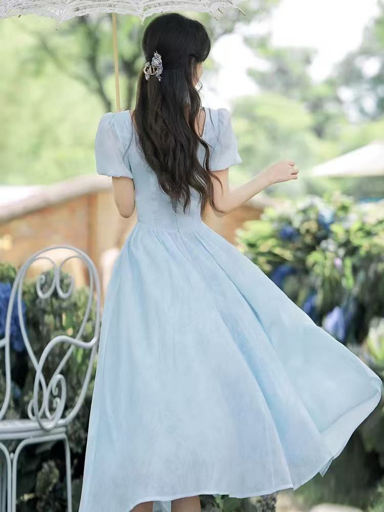 Langes, traumhaftes Kleid mit Blasärmeln