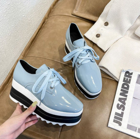 Plateau-Wedge-Heels aus Lackleder