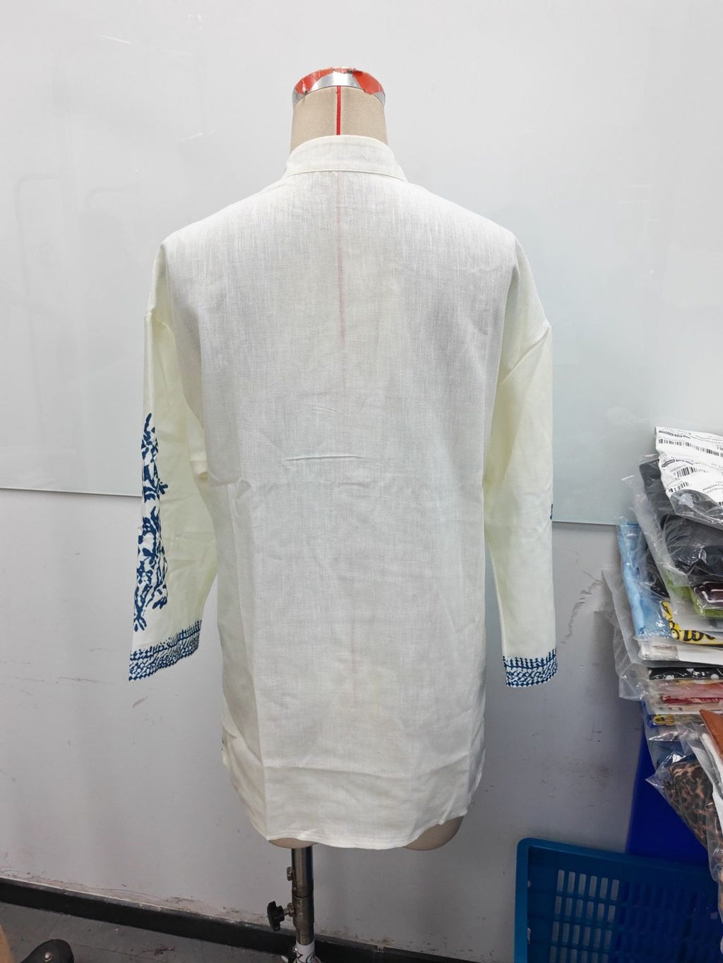 Blau-weisses Langarmshirt mit Porzellan-Print – Bild 3 | LuxeStyle