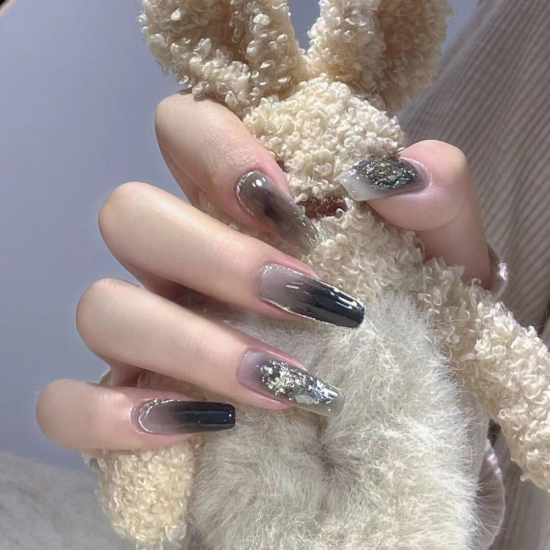 Dunkle Ästhetik Press-on Nails