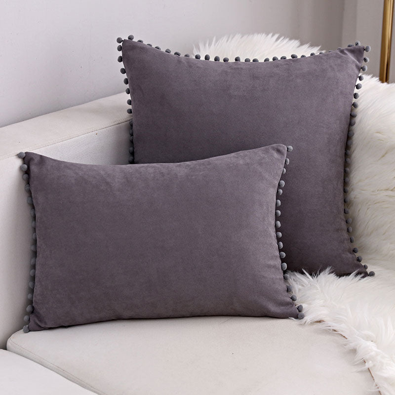 Sofa Kissen mit verspielten Bommeln – Bild 3 | LuxeStyle