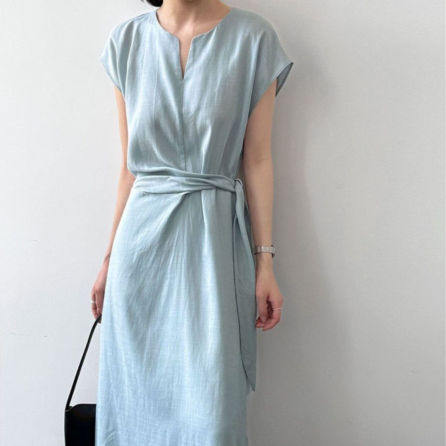Leinenkleid mit V-Ausschnitt und Bindedetail – Ansicht 5