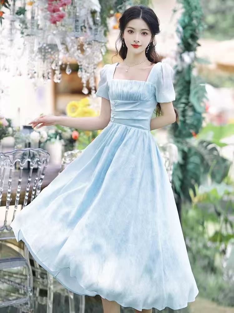 Langes, traumhaftes Kleid mit Blasärmeln