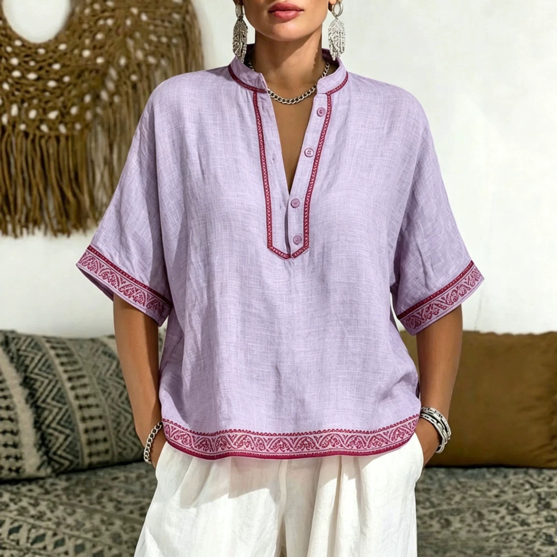 V-Neck T-Shirt mit Spitze und Knöpfen