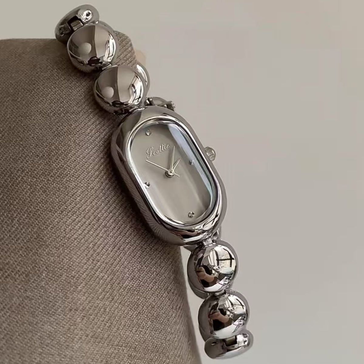 Oval-Uhr mit Quarzwerk und dekorativem Gehäuse – Bild 5 | LuxeStyle