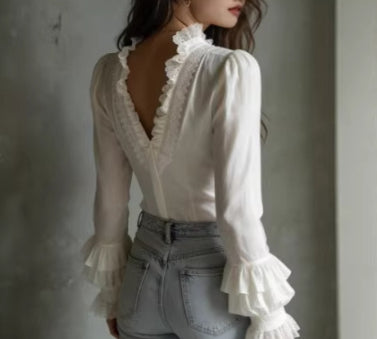 Weisse Bluse mit Spitze im französischen Stil