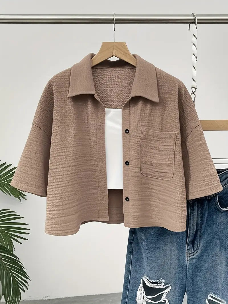 Kurze Bluse mit Knopf-Taschen