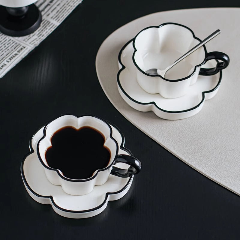 Vintage Tasse mit Untertasse, schwarz-weiss floral