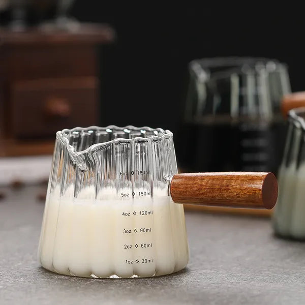 Mini Kaffeetasse aus Glas mit Holzgriff