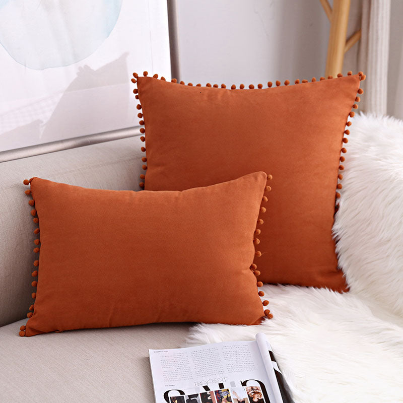 Sofa Kissen mit verspielten Bommeln – Bild 2 | LuxeStyle