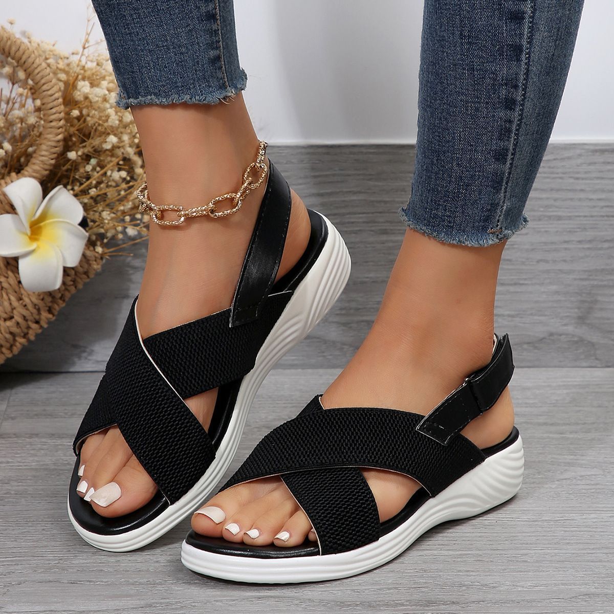 Keilsandalen mit Riemen und Peep Toe | LuxeStyle