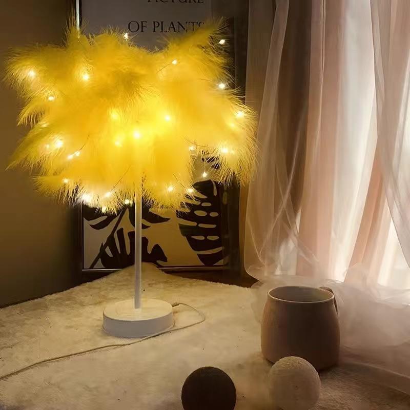 Feather-Lampe mit 80 goldenen Federn – Bild 2 | LuxeStyle