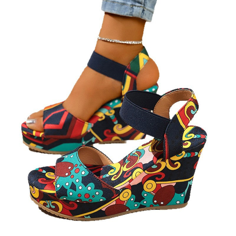 Keile Sandalen mit Riemen und Plateau