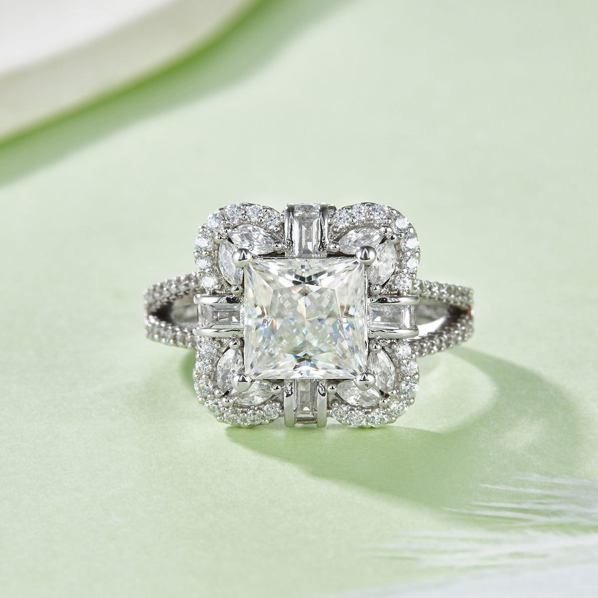 Moissanite-Ring mit Cluster-Halo