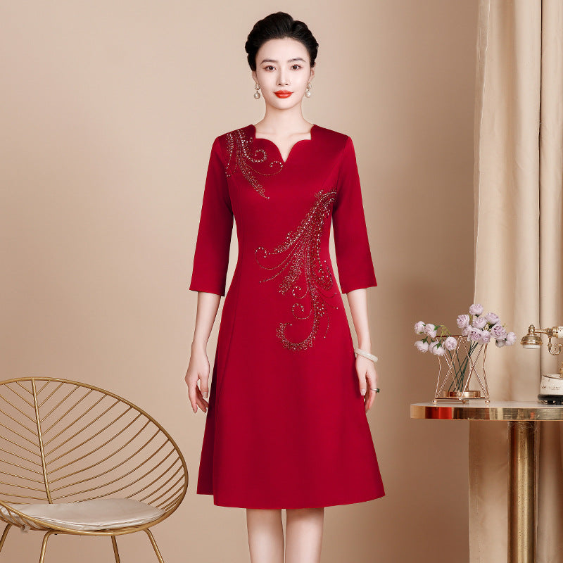 Elegantes Satin-Kleid mit Stickerei