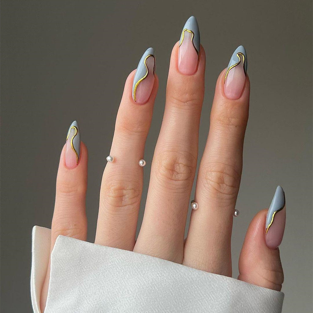 Handgemachte Mandel-French-Maniküre