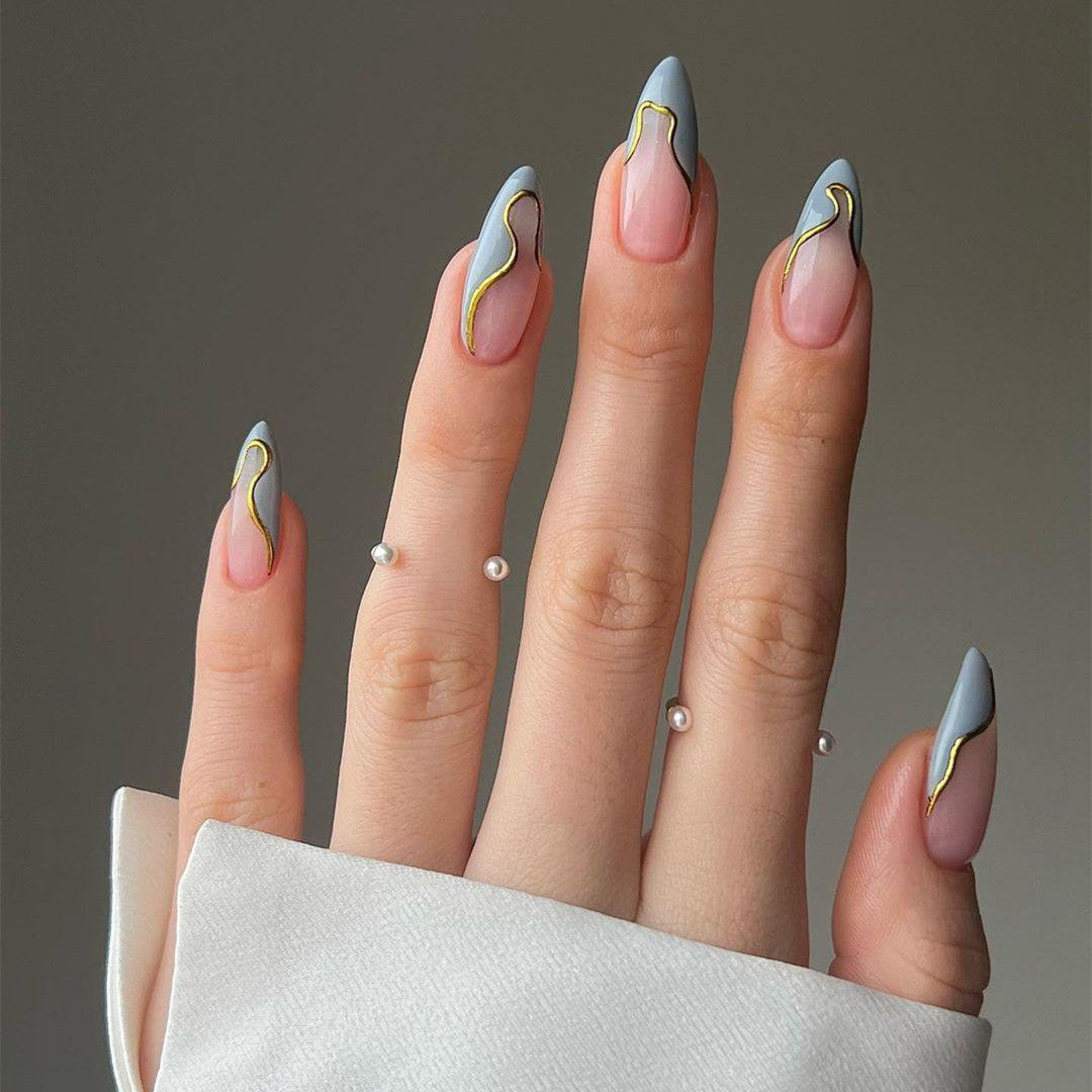 Handgemachte Mandel-French-Maniküre