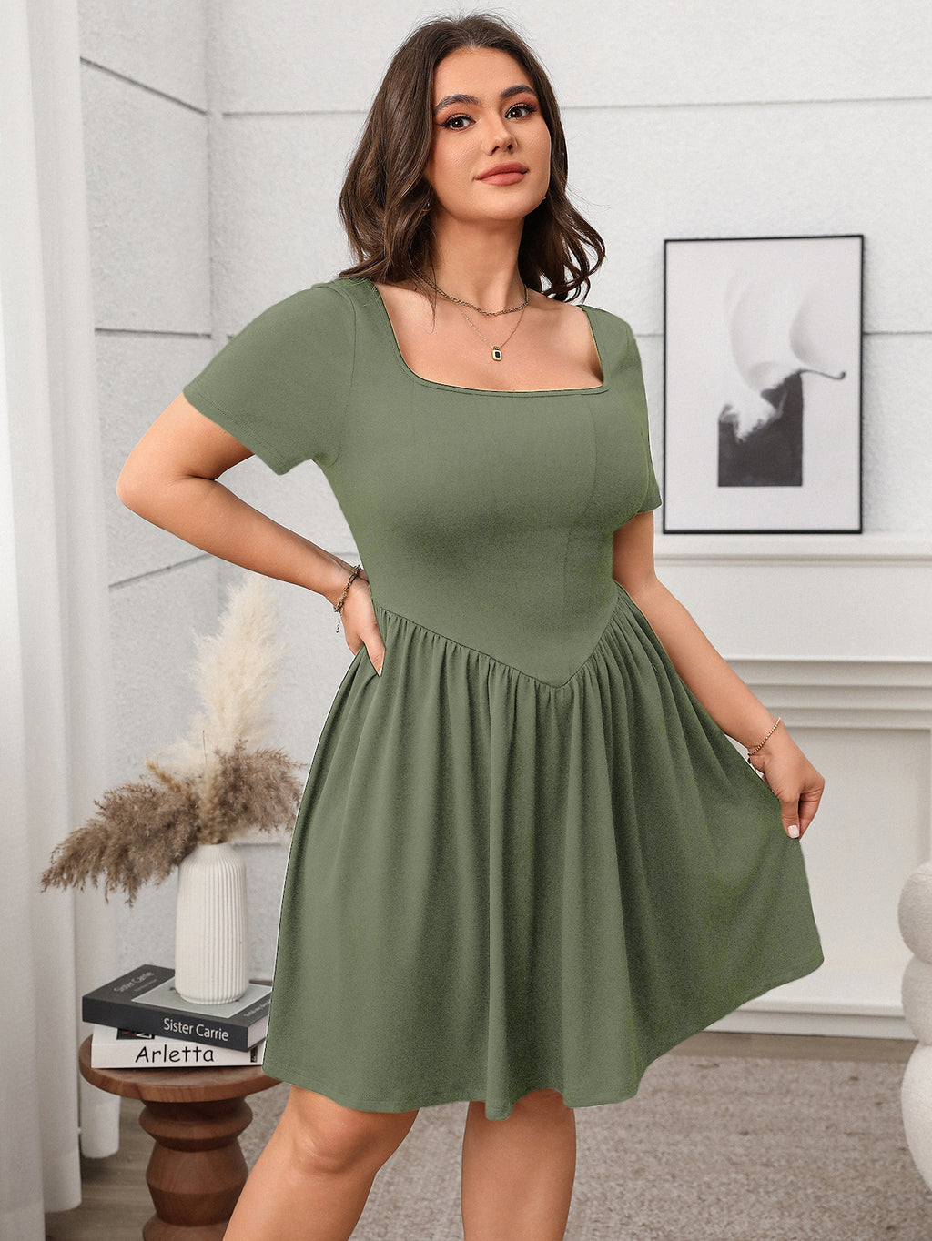 Kurzarm-Kleid mit eckigem Ausschnitt