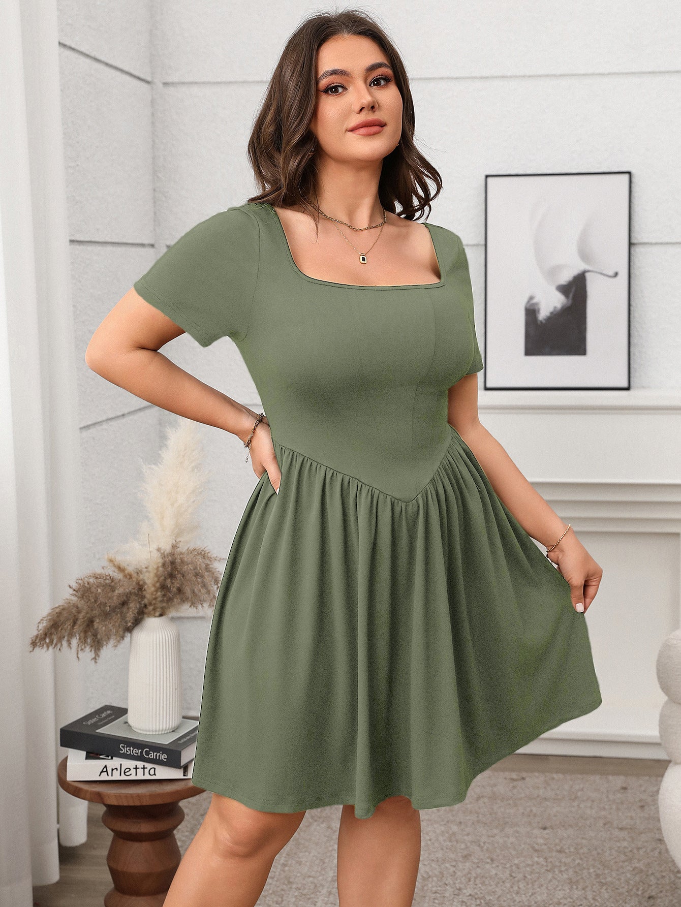 Kurzarm-Kleid mit eckigem Ausschnitt