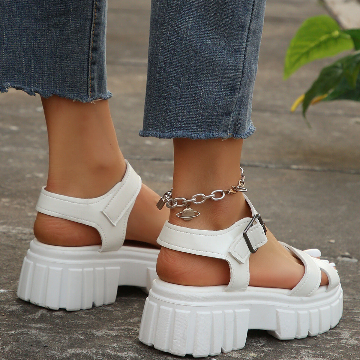 Plateau-Sandalen mit Hufeisenabsatz – Bild 15 | LuxeStyle