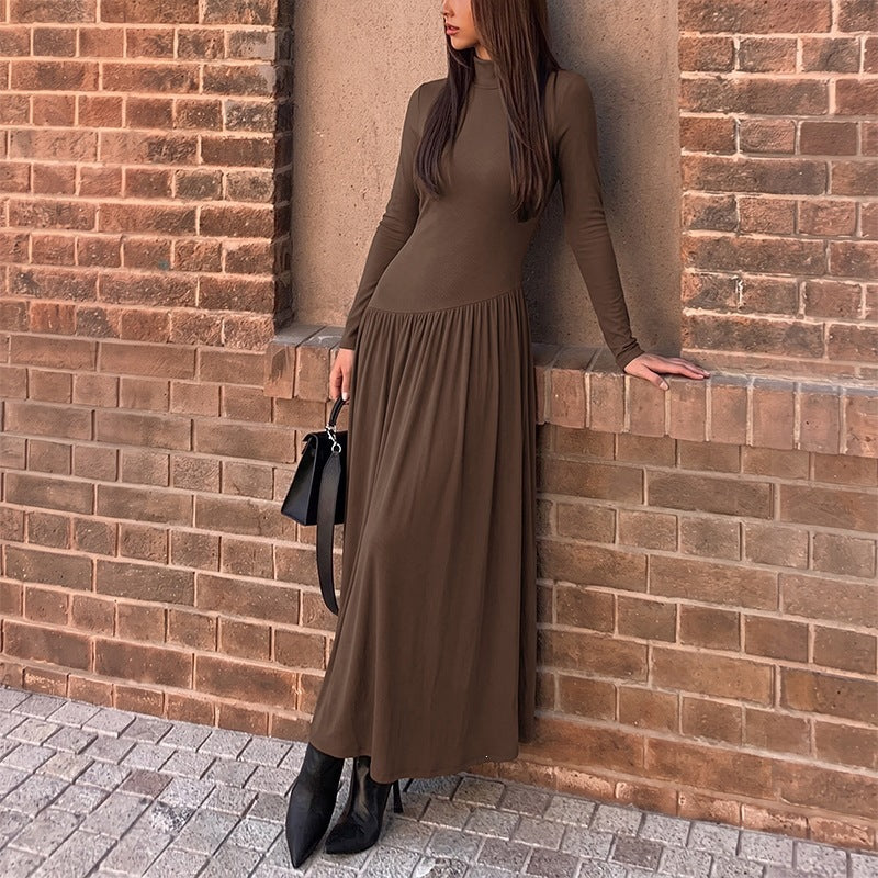 Asymmetrisches Plisseekleid mit Langarm und Stehkragen