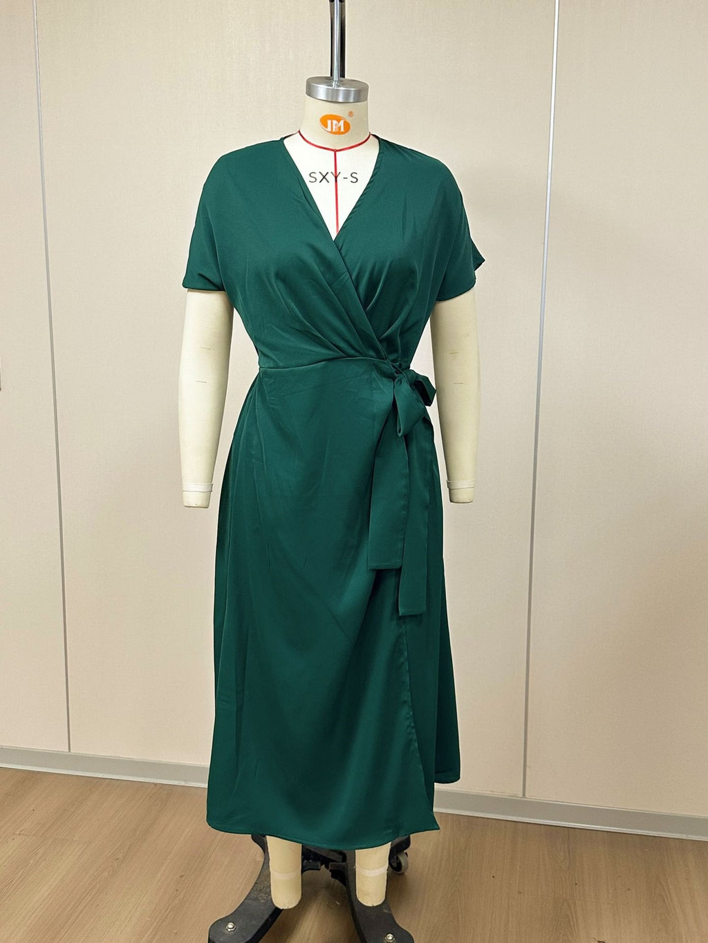 Wickelkleid mit Schnürgürtel – Bild 4 | LuxeStyle