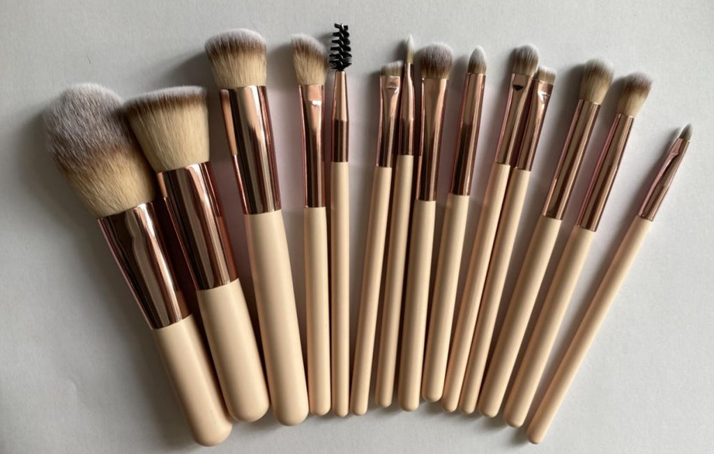 Makeup Pinsel-Set mit beleuchtetem Spiegel – Bild 4 | LuxeStyle