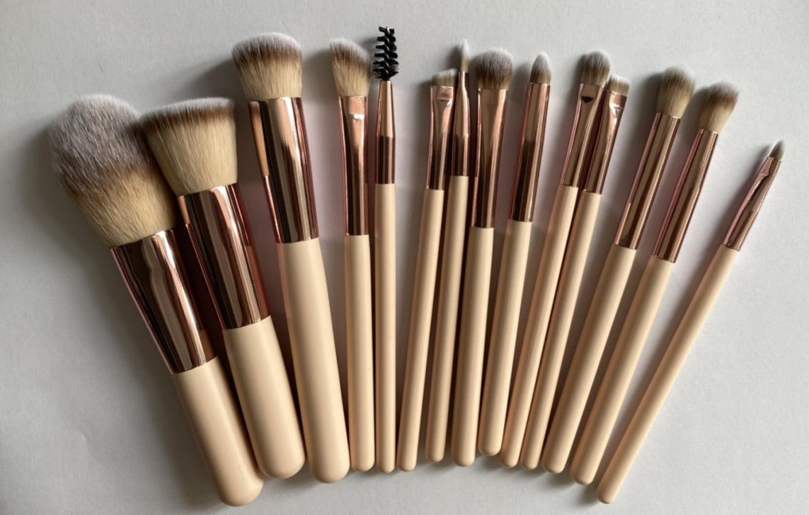 Makeup Pinsel-Set mit beleuchtetem Spiegel – Bild 4 | LuxeStyle