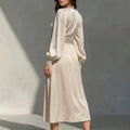 Elegantes Satin-Kleid mit langen Ärmeln