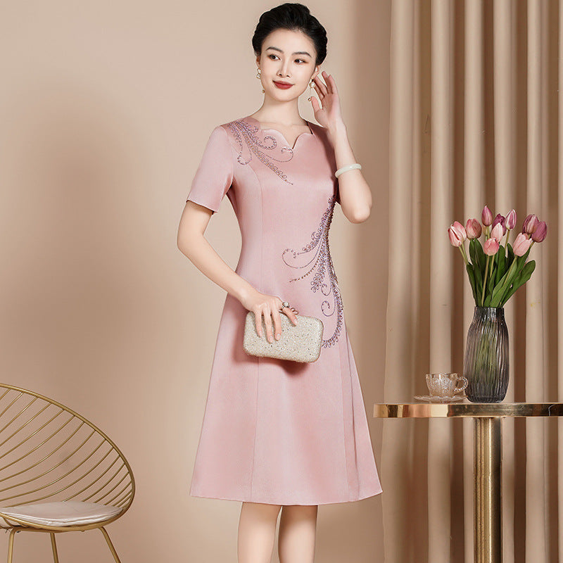 Elegantes Satin-Kleid mit Stickerei