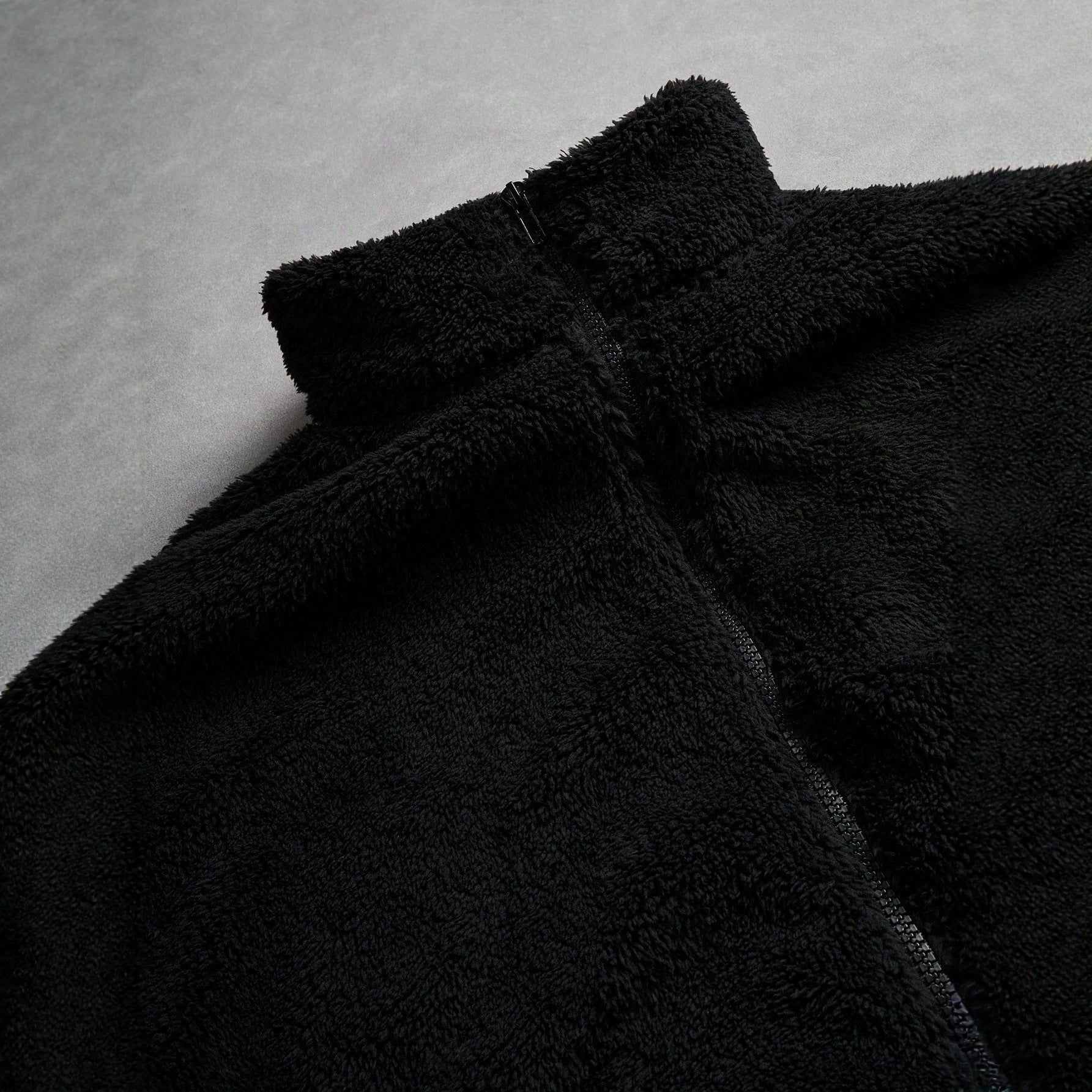 Schwarze Felljacke mit Reissverschluss
