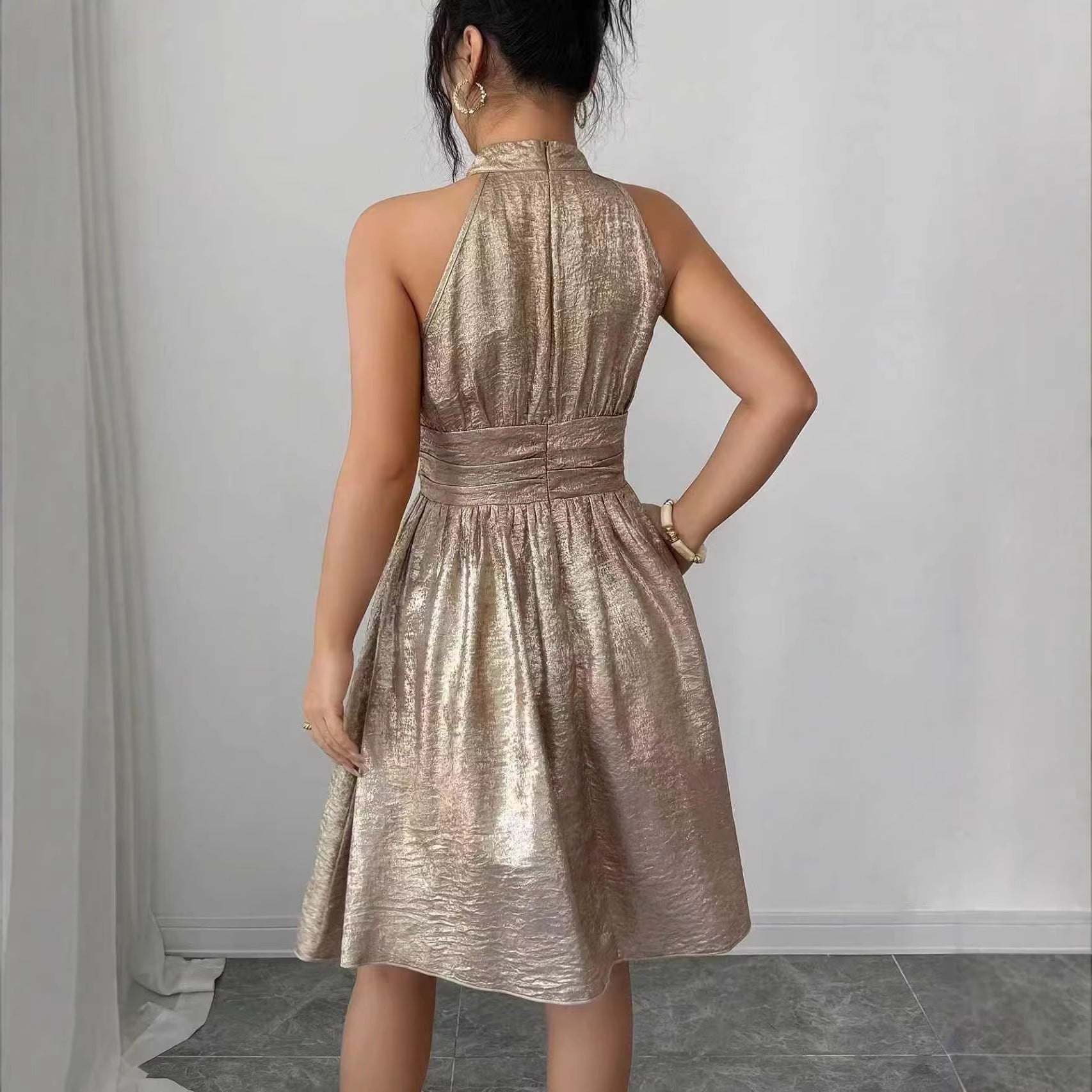 Glänzendes Abendkleid mit Taillebetonung