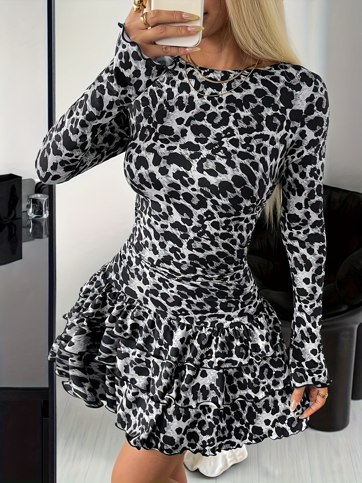 Rundhals-Kleid mit Rüschen und Leopardenmuster – Bild 9 | LuxeStyle