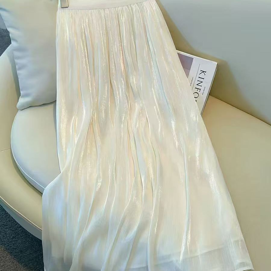 Ausgestelltes Sommerkleid mit hoher Taille