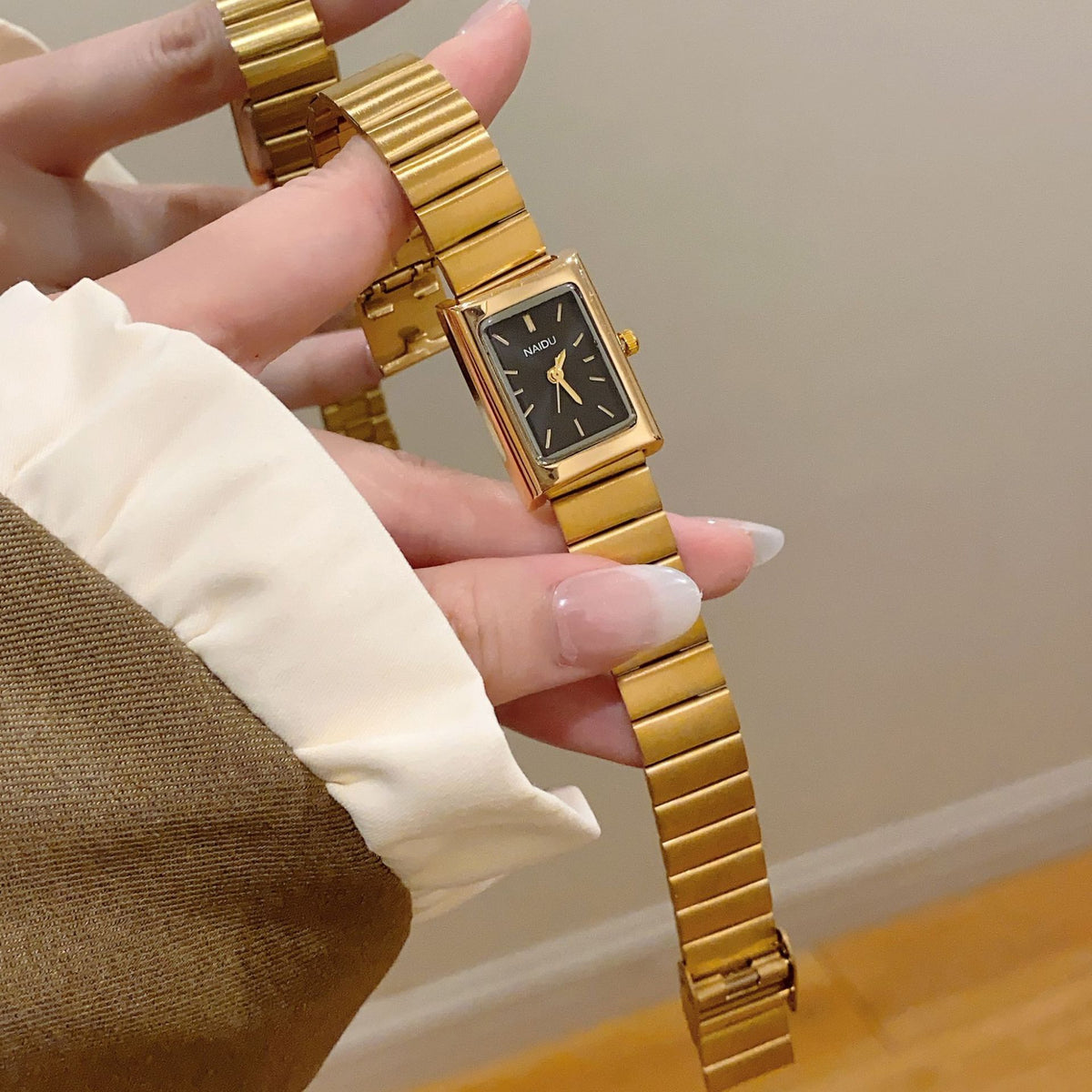 Minimalistische 3D Instagram-Uhr – Gold/Schwarz – Bild 3 | LuxeStyle